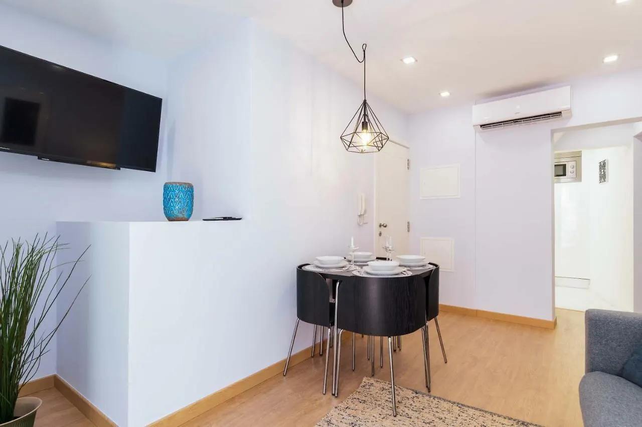 Perfect, Cool, Aircon, 2 Beds 2 Bath Best Location Lissabon Appartement
