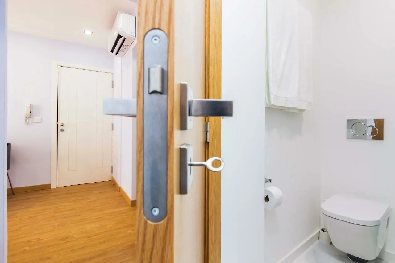Perfect, Cool, Aircon, 2 Beds 2 Bath Best Location Lissabon Portugal